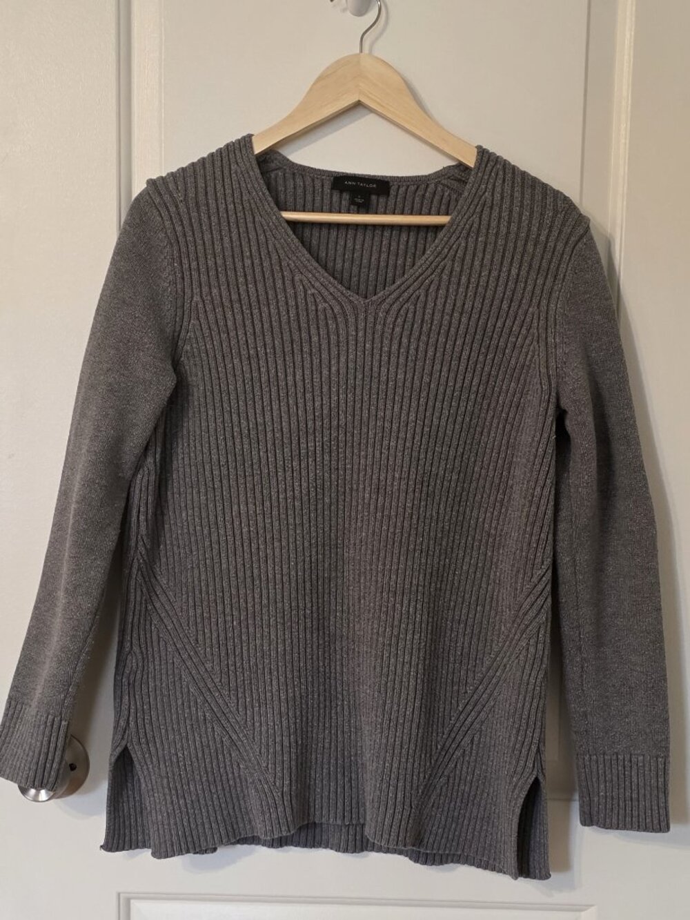 Ann Taylor Gray Ribbed V-Neck Tunic Sweater - Size L